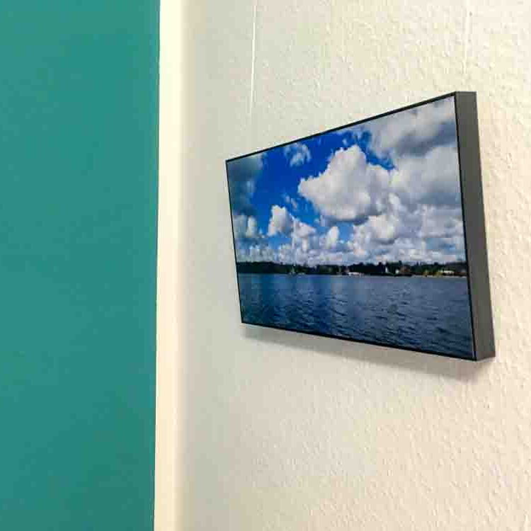 Ein Foto von Reiner Müller an der Wand der Coachingpraxis. Es zeigt im Winter den Wannsee. Am Himmel sind Wolkenformationen zu sehen.