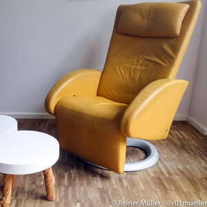 Hypnose ist ein sehr entspannter Zustand in dem die Aufmerksamkeit fokussiert ist. In dem bequemen Hypnosesessel ist es möglich schnell in einen entspannten Zustand tiefer Trance zu gehen.