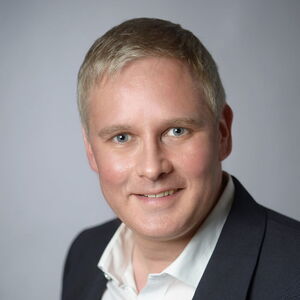 Reiner Müller schaut mit kurzen Haaren freundlich ins Bild. Er unterstützt Sie dabei, angstfreier zu leben und Ihre Lebensziele zu erreichen.