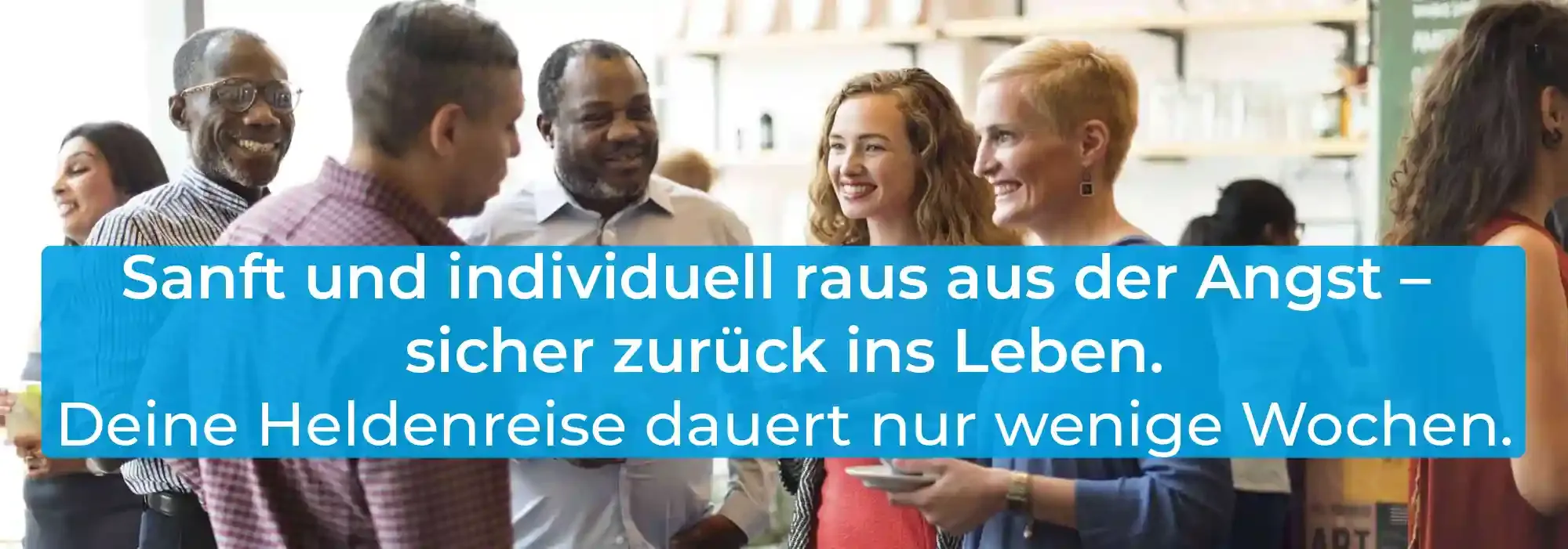 Eine Gruppe von verschiedenen Menschen, Frauen und Männer, verschiedene Hautfarben, sehen sich freundlich, ohne Angst an und reden miteinander in einer entspannten Athmosphäre.