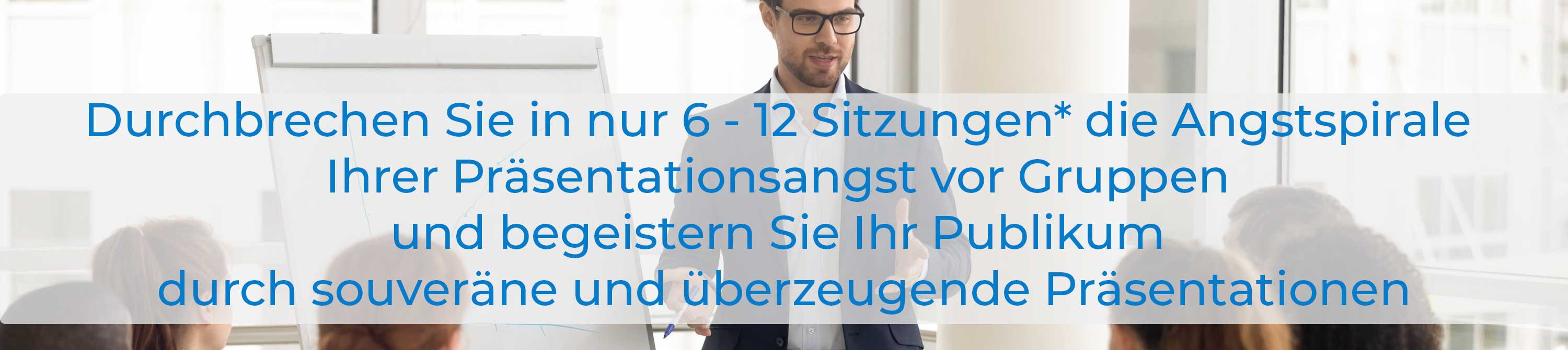 Ein junger Mann im Anzug hält im Businesskontext vor einem Flipchart stehend, sicher und souverän eine Präsentation vor Kolleginnen und Kollegen.