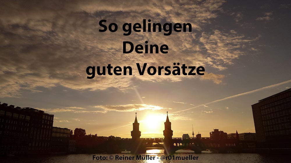 So gelingen Deine guten Vorsätze. Die Sonne geht unter und spiegelt sich im Wasser der Spree an der Oberbaumbrücke.