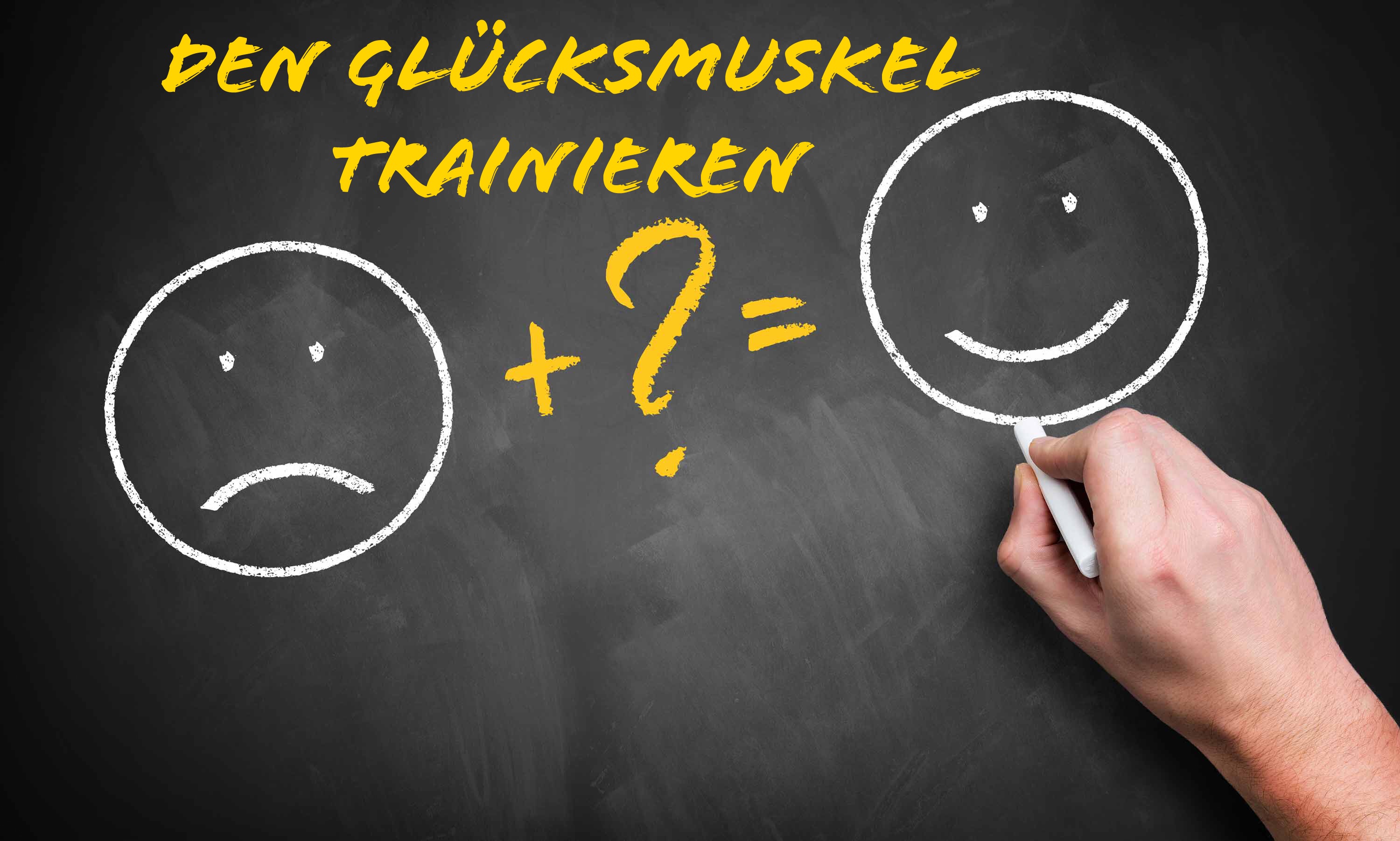 Auf einer schwarzen Tafel mit gelber Kreide geschrieben: "Den Glücksmuskel trainieren". Darunter ein Smiley mit hängendem Mund, ein Pluszeichen und Fragezeichen, ein Gleichheitszeichen. Hinter dem Gleichheitszeichen ein lächelndes Smiley.