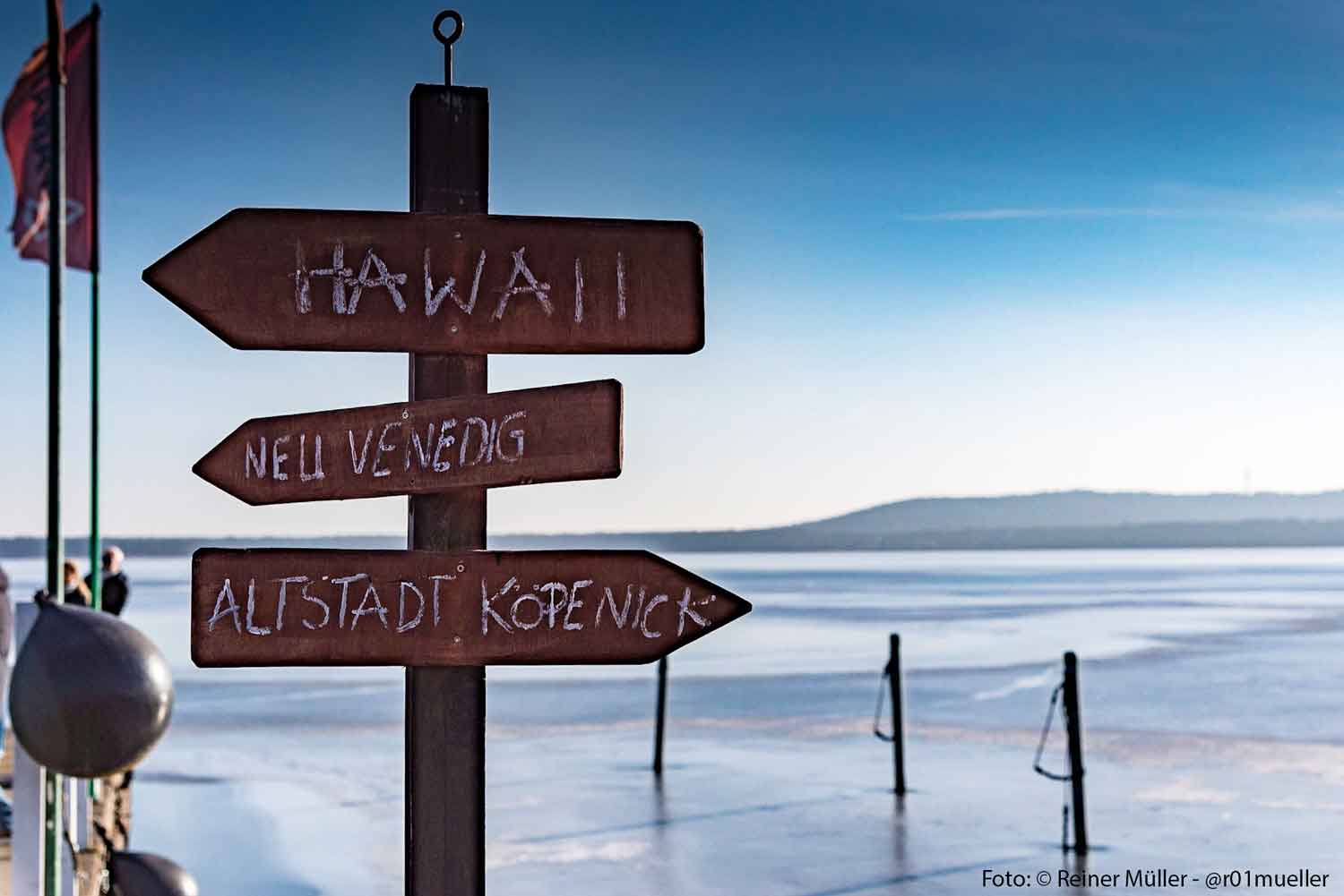 Ein Wegweiser mit verschiedenen Zielen: Hawai, Neu Venedig, Altstadt Köpenick am Müggelsee in Berlin.